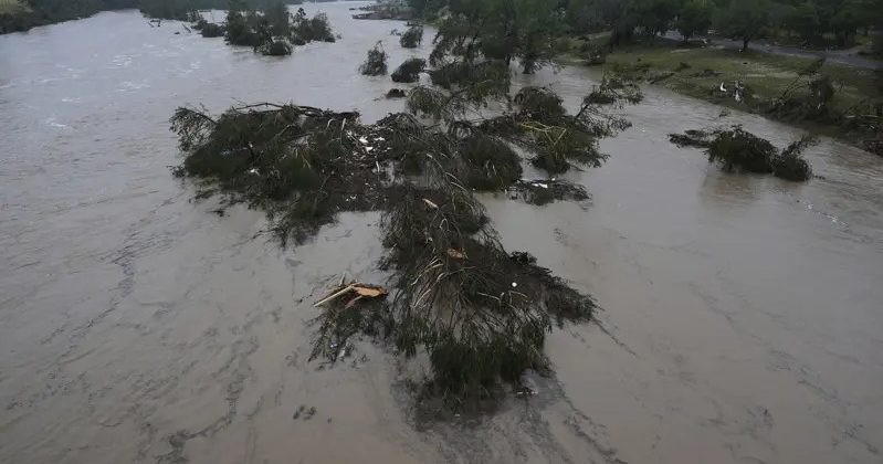 美国得州暴雨洪患13死 夏令营20女童失踪