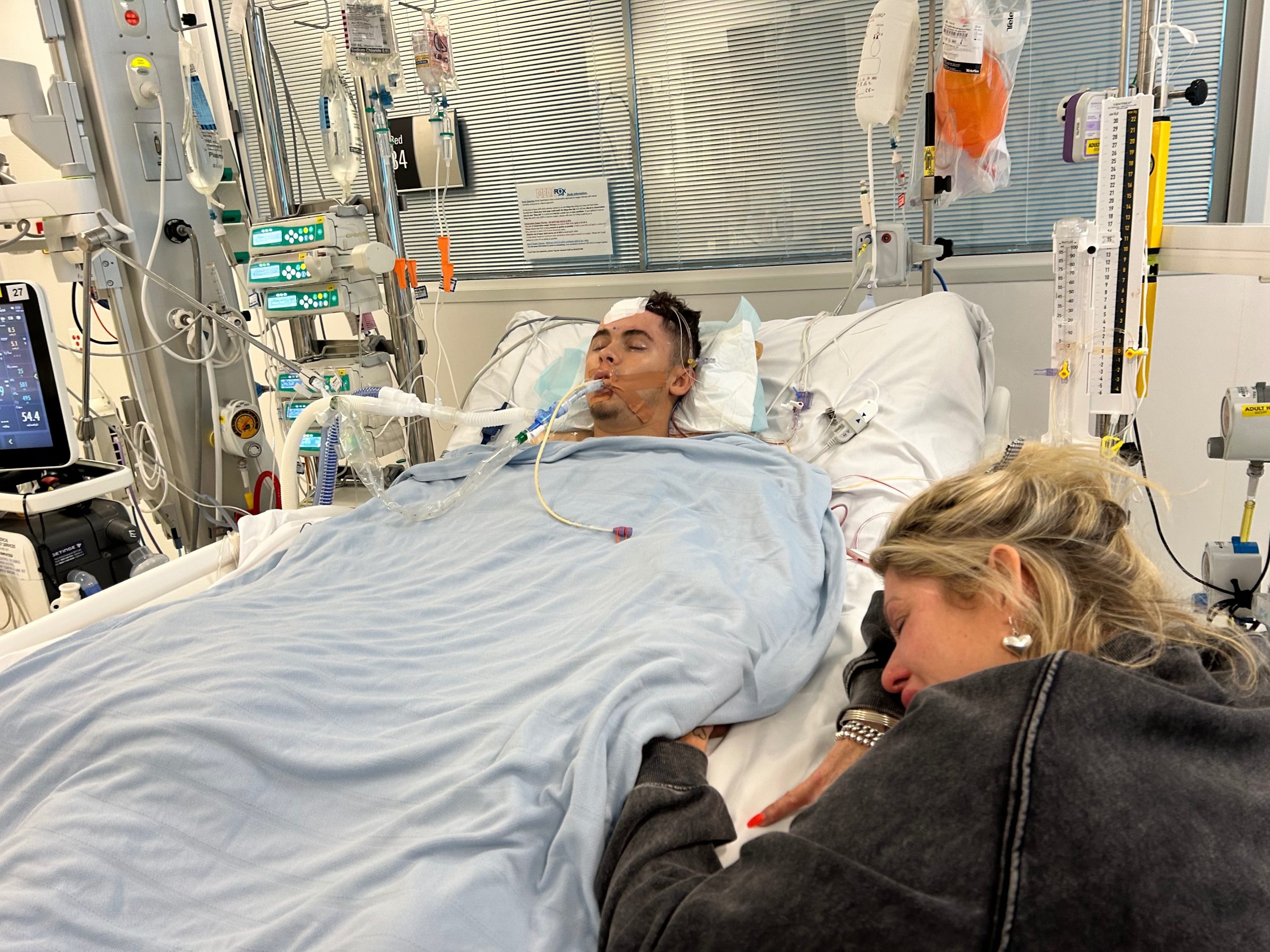 庆祝与女友同居 澳洲少年后空翻失手撞头身亡