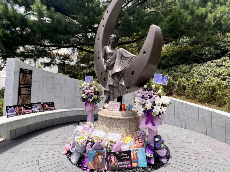 李玟歌迷去纪念碑纪念