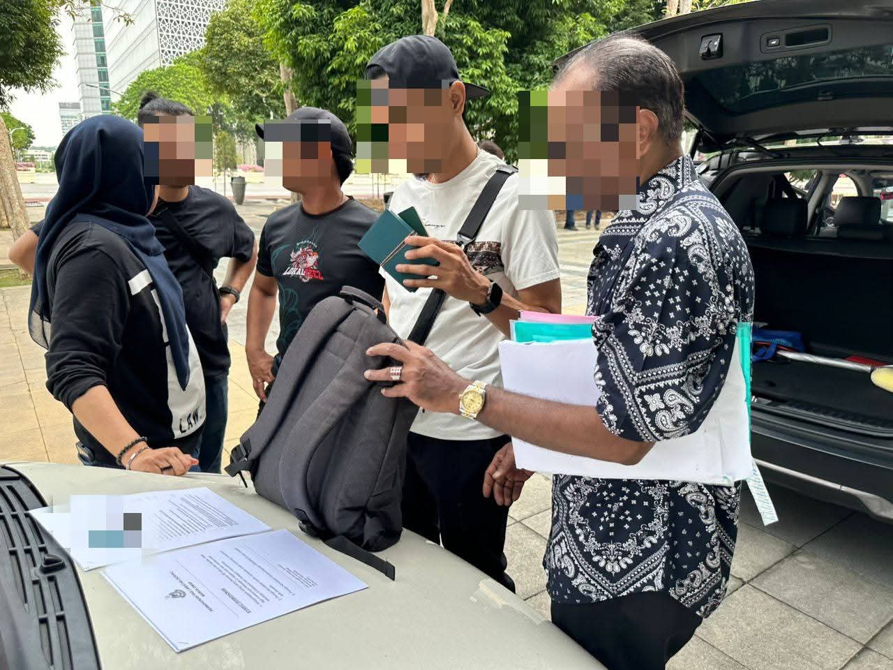 5人因非法持有护照接受调查。