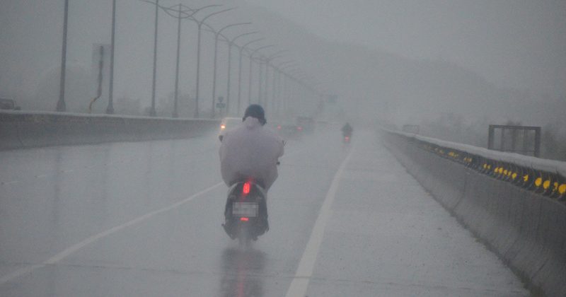 丹娜丝来袭多县市停班停课 台境内航线今晨取消