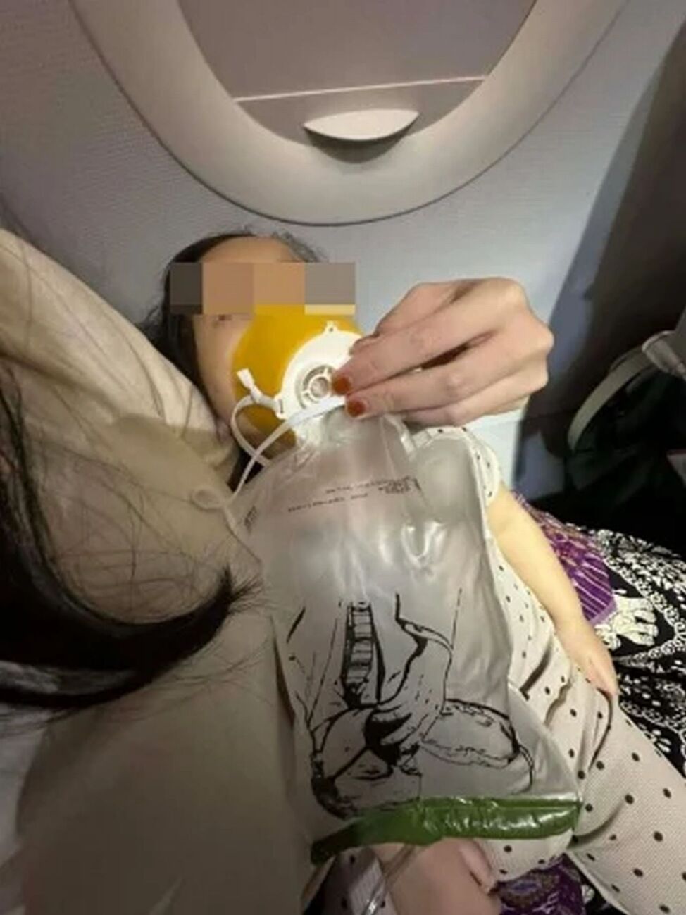 女婴获机组员急救脱险