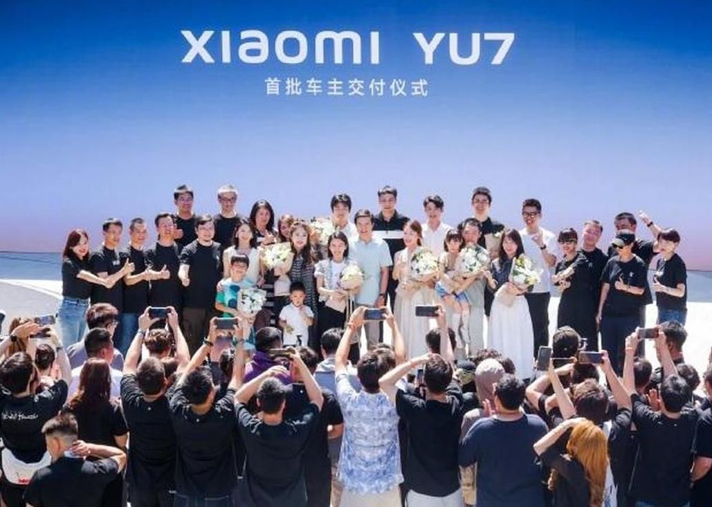 小米YU7交付首批车主 雷军现身仪式