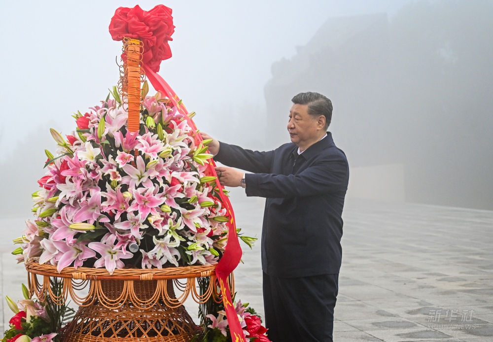 习近平山西考察 向百团大战烈士敬献花篮