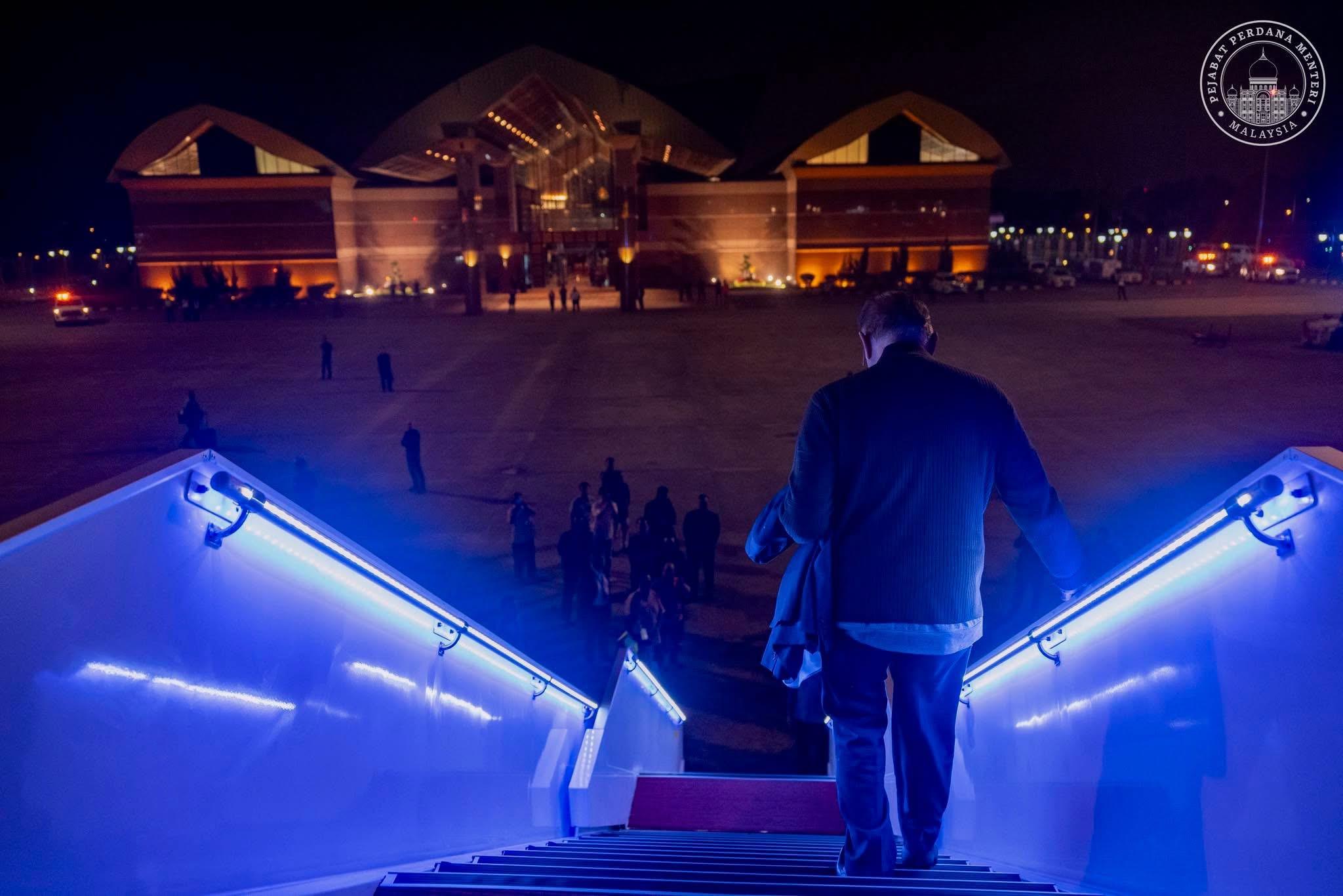 安华凌返抵吉隆坡