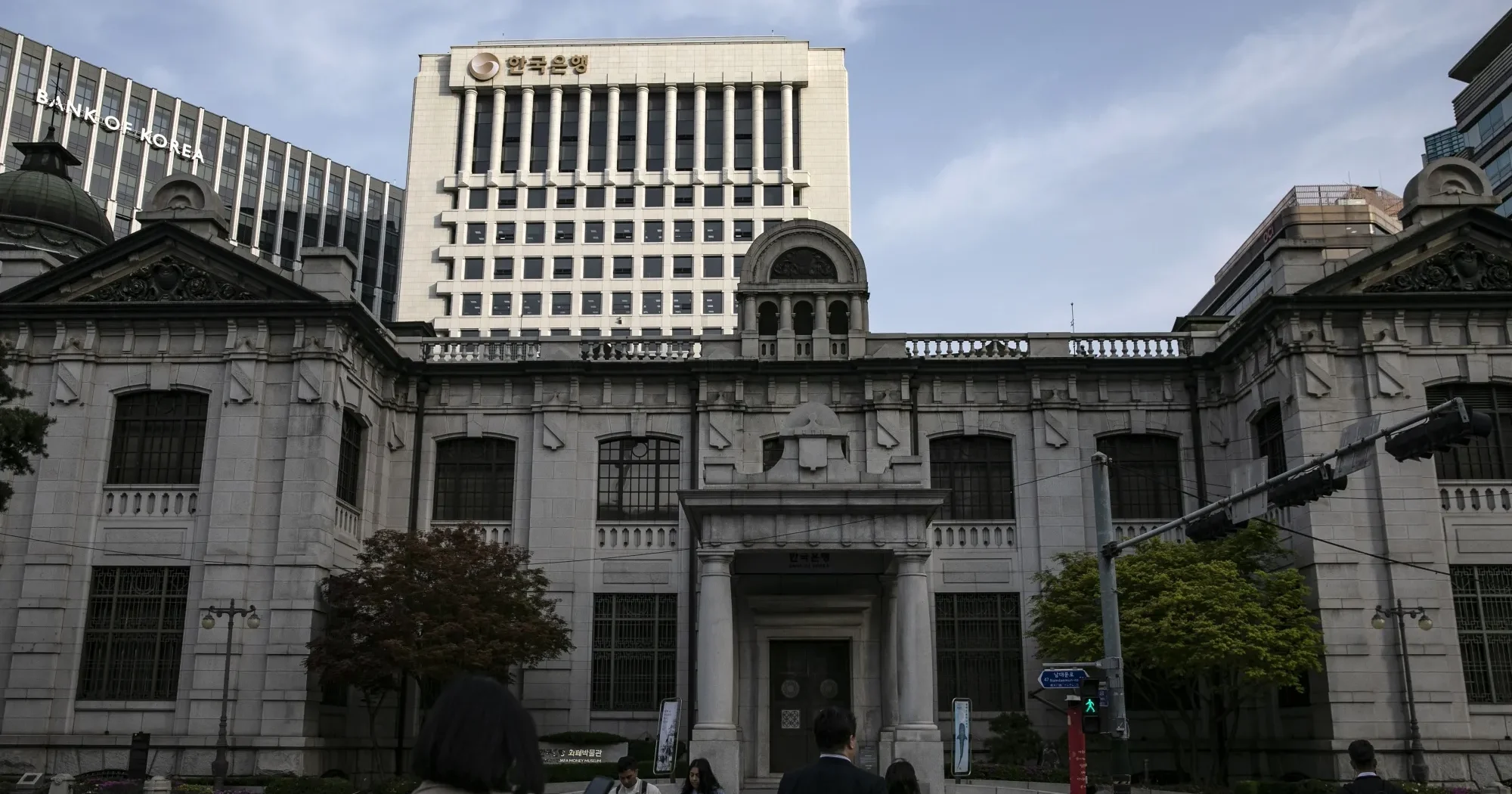 韩国央行维持利率