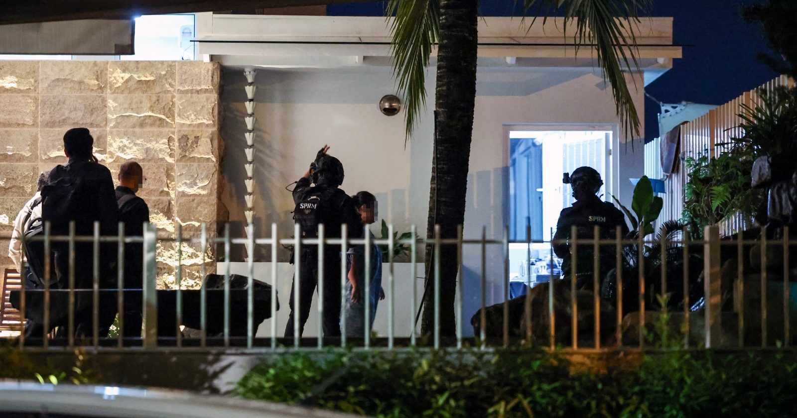 荷枪实弹瓦解废铁走私 反贪会突击拿督主脑豪宅