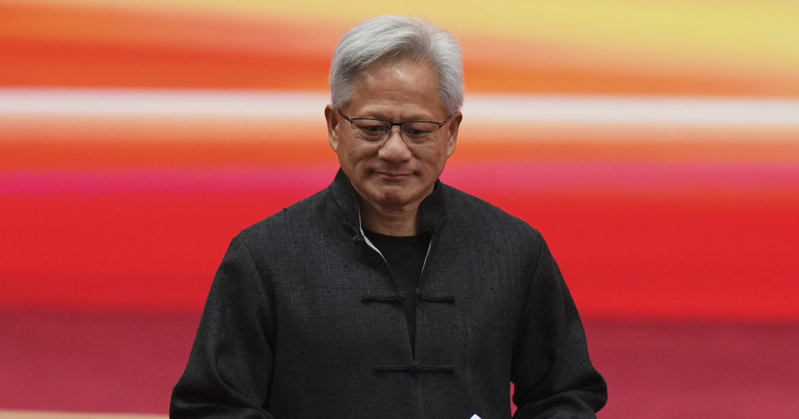 黄仁勋穿唐装现身链博会