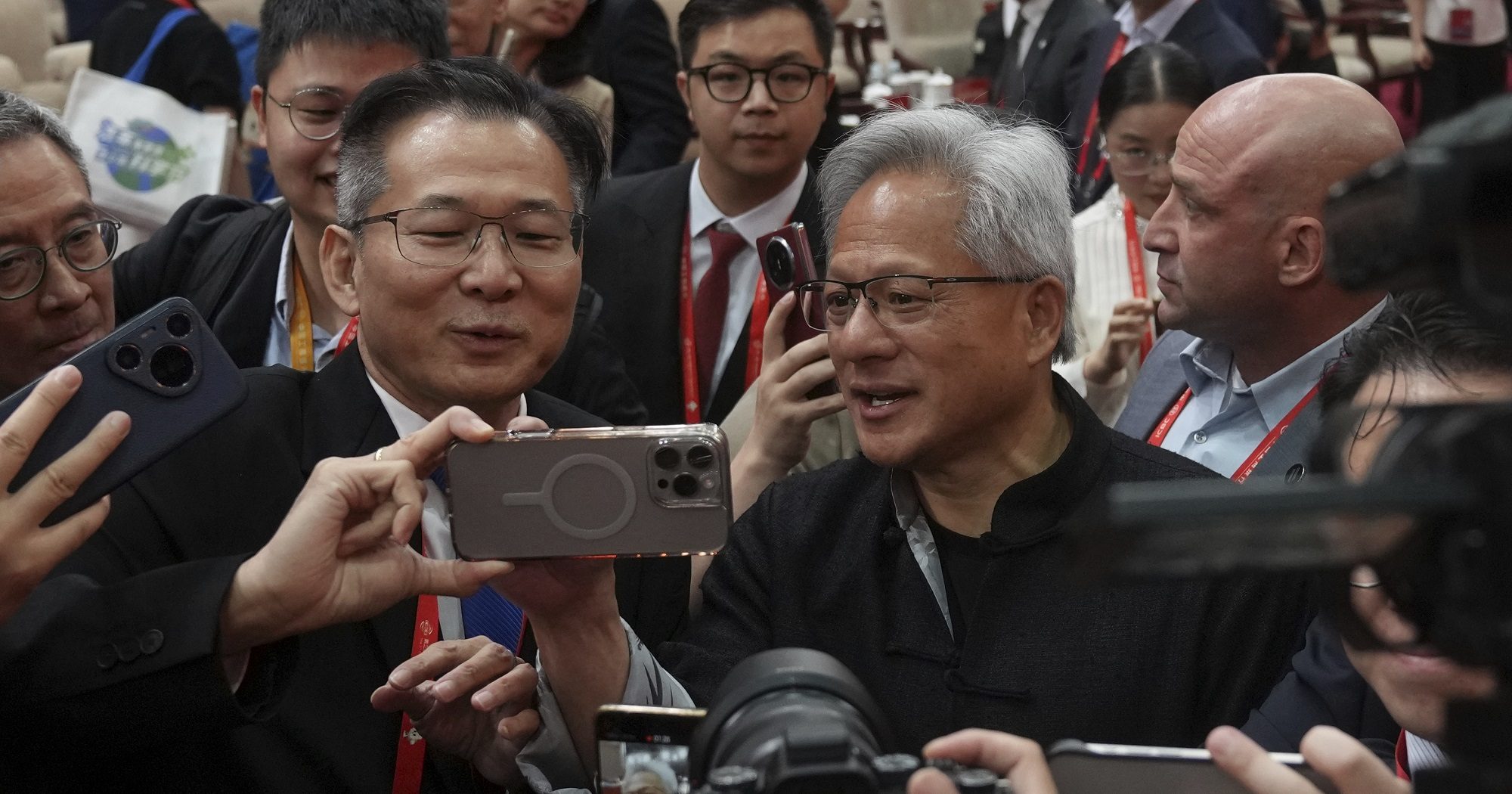黄仁勋北京链博会秀中文 盛赞中国开源AI发展