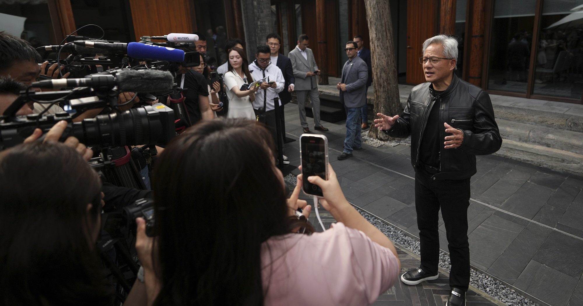 英伟达H20芯片解禁 黄仁勋:在中国收到很多订单