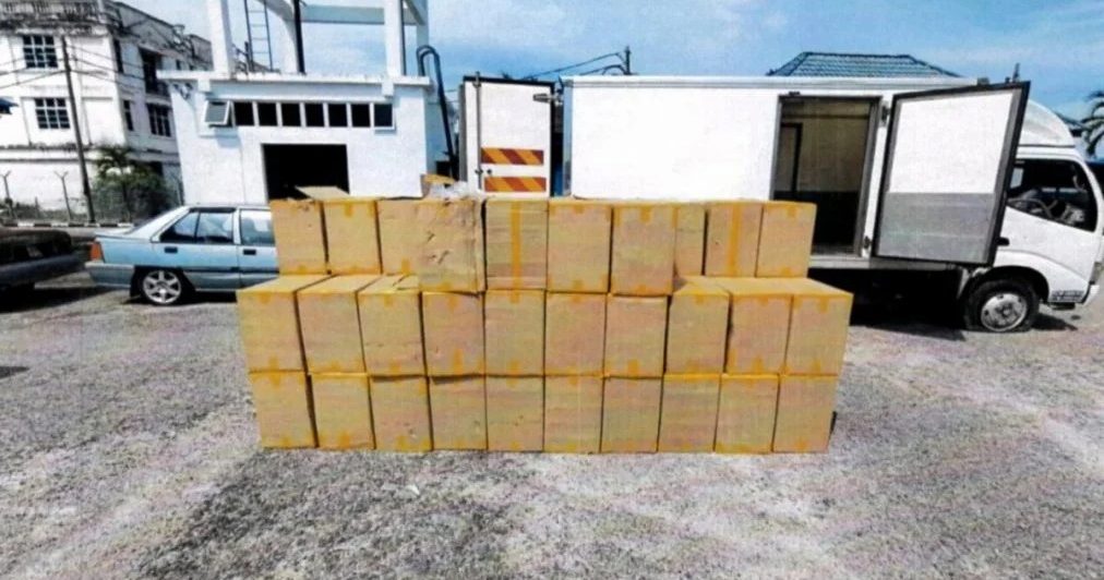 探子车护送拒检逃 警方枪击罗里起230万私烟