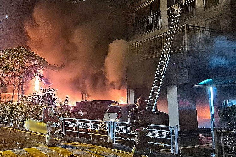 韩国京畿道光明市一公寓停车场发生火灾，消防员展开灭火