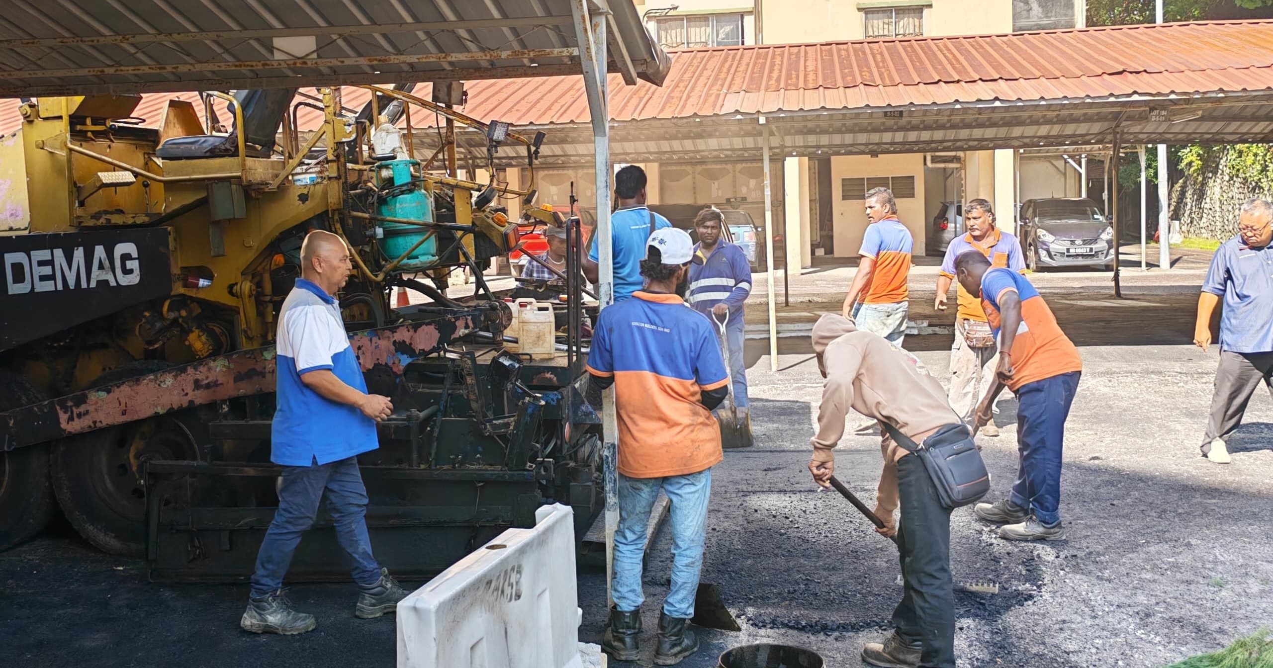 沉香佳丽岭公寓铺路 料10天铺完路需民配合