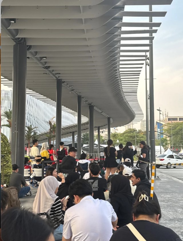 GD粉丝通宵排队抢周边产品