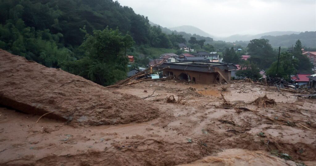 韩国连日暴雨致10死9失踪 引发山清郡山体滑坡