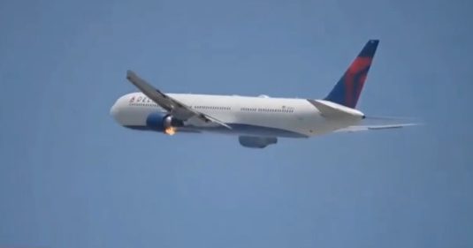 达美客机起飞引擎起火 紧急折返吓坏乘客