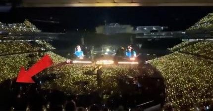 【视频】Coldplay演唱会偷情“新角度曝”CEO紧贴女下属全场看光