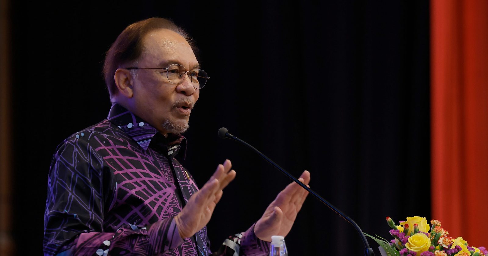 安华:挺进全球市场 大马半导体要“10+100”