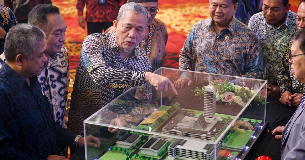 807政府建筑装光伏系统 法迪拉:年省4800万电费