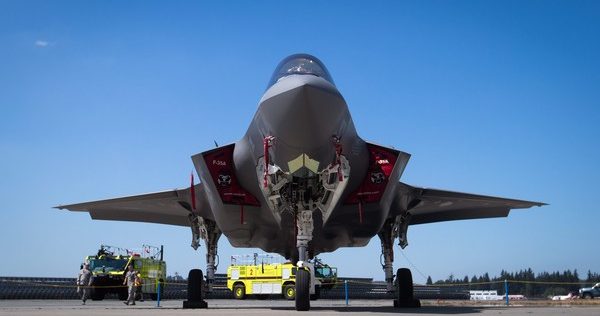 美国海军F-35战机坠毁 飞行员弹射逃生