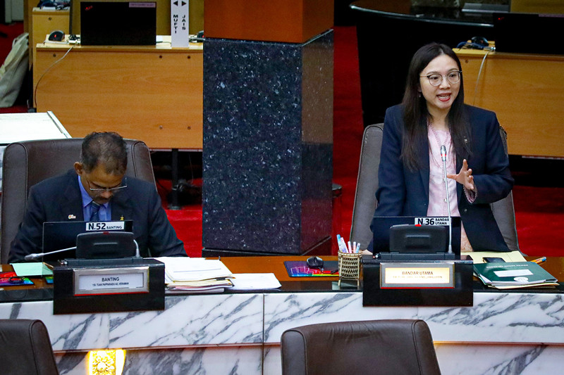 雪州行政议员嘉玛丽亚(右)。