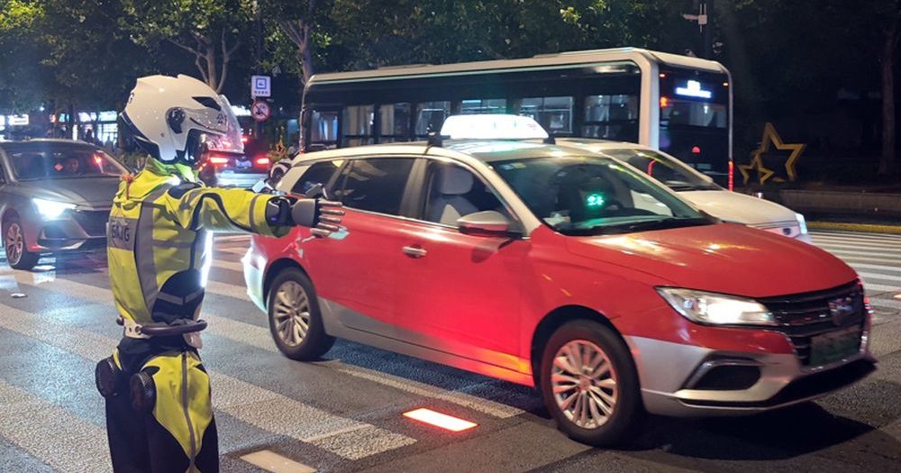 现身上海外滩  机器人交警指挥车辆