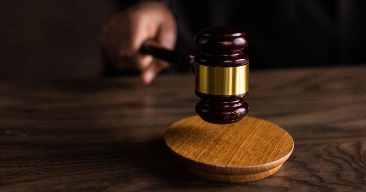 逃学遭质问竟怒打老师 14岁学生认罪