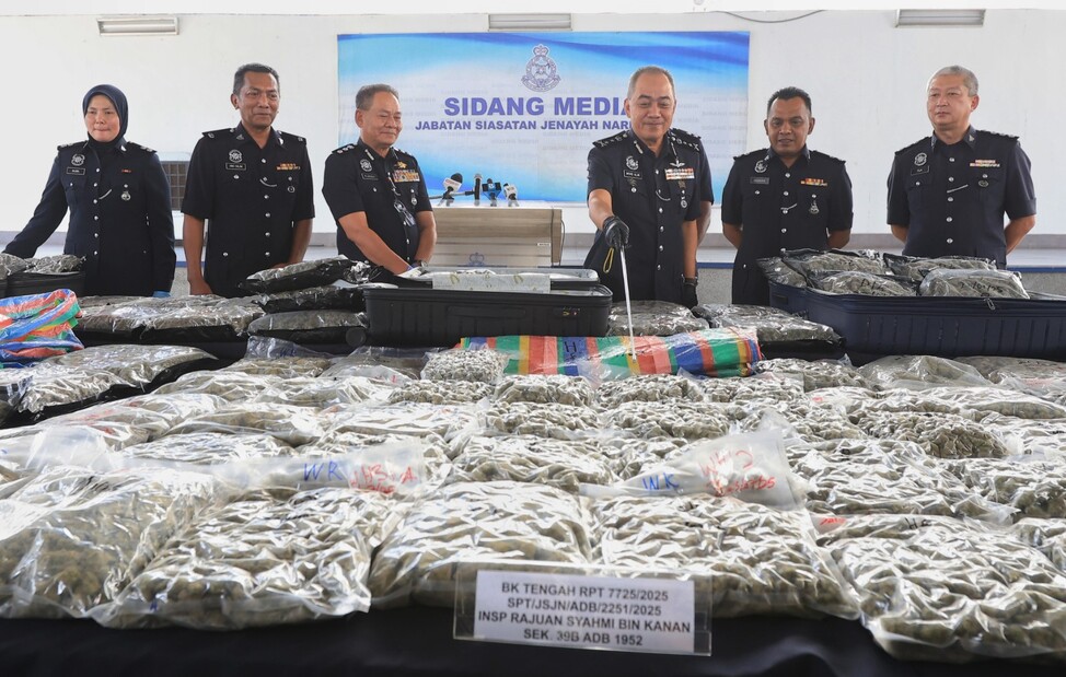 莫哈末阿尔威（右三）在记者会上，展示警方起获的大麻花毒品。