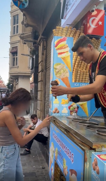 女外国游客在伊斯坦布尔购买冰淇淋,遭店员徒手将甜筒塞入乳沟