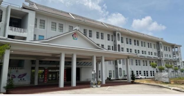 教师疑遭学生勒颈 家属怪校方冷处理 　
