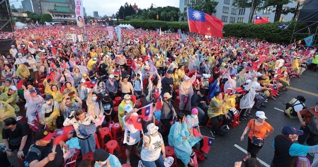 蓝营反罢选前之夜凯道登场 主办方称逾10万人到场