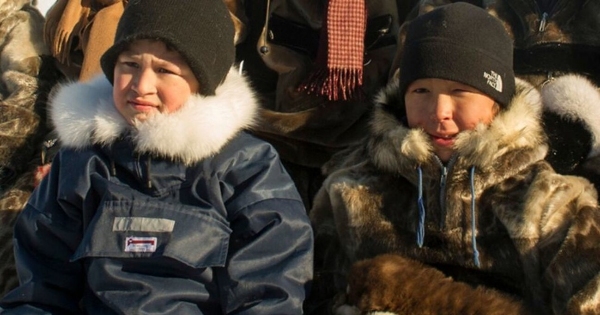 格陵兰乌玛纳克的因纽特儿童。