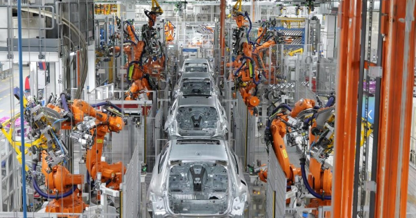 在德国慕尼黑，宝马集团工厂内的流水线。