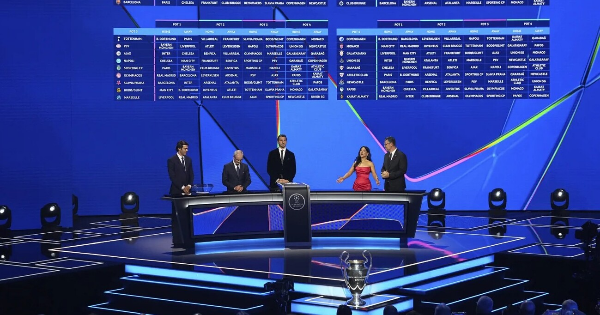 两位足球传奇球星卡卡(左)和伊布拉希莫维奇(中)担任欧冠联赛阶段的抽签嘉宾。