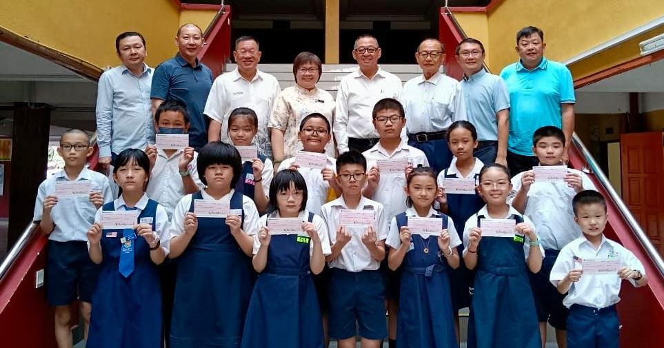 南阳宫发逾20万助学金 巴生251华小生受惠