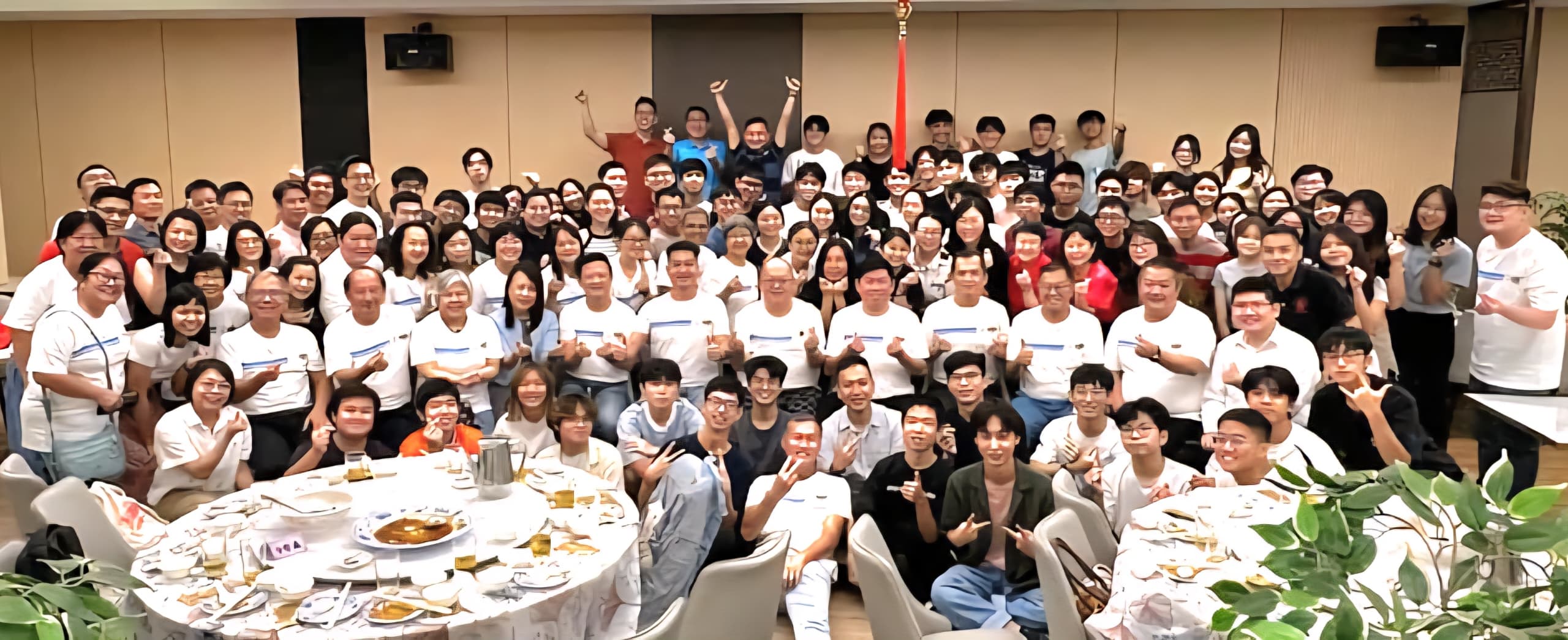 兴华中学狮城校友聚会大合照。