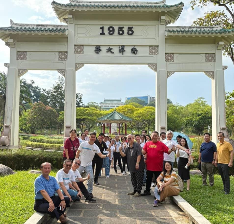 兴华三机构师长代表团首站到访南洋理工大学,并在云南园里南洋大学牌楼前合影。