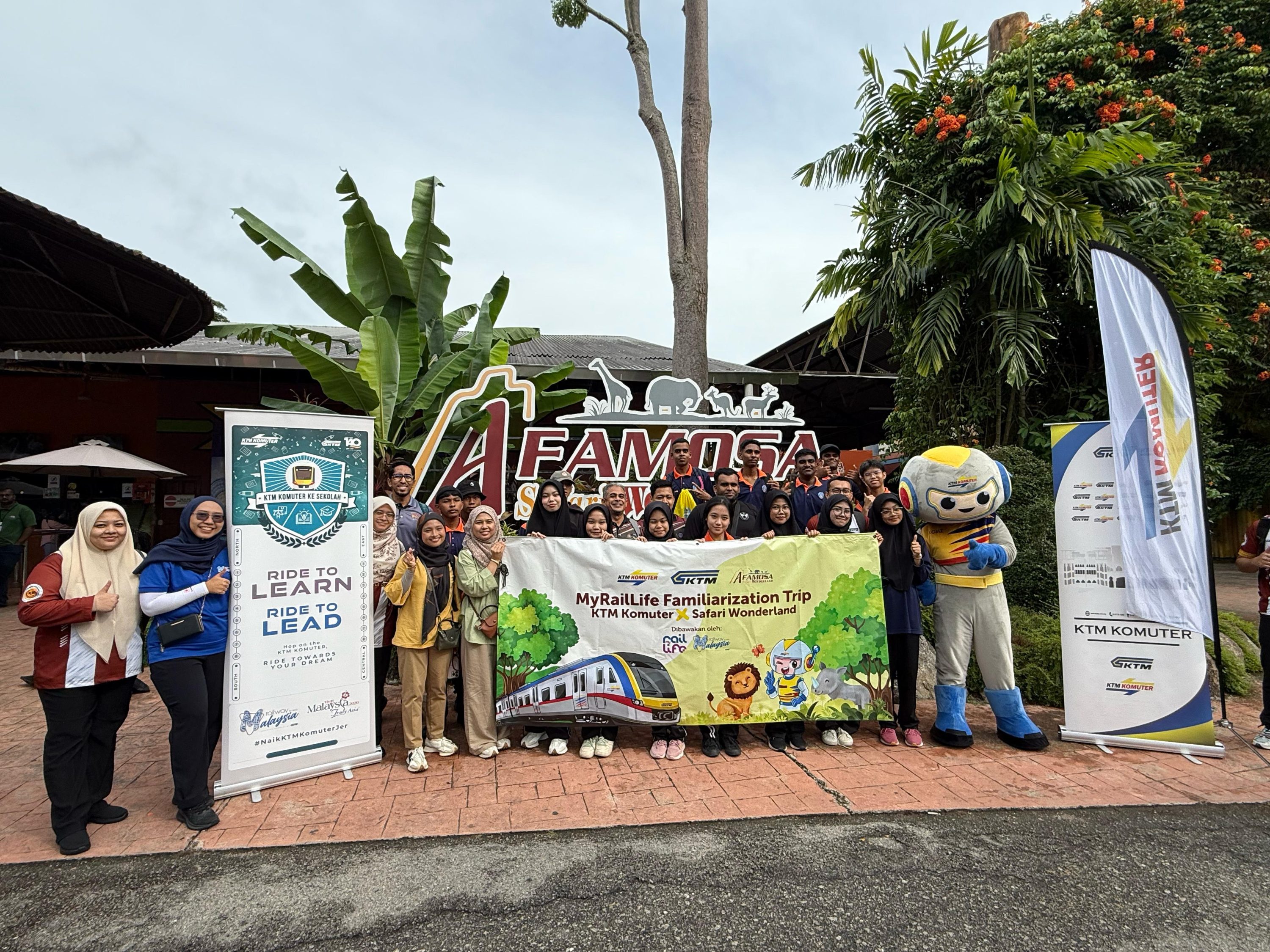 汝来拿督莫哈末赛益国中19名师生与马来亚铁道局工作人员在A’Famosa 野生动物世界合影留念。