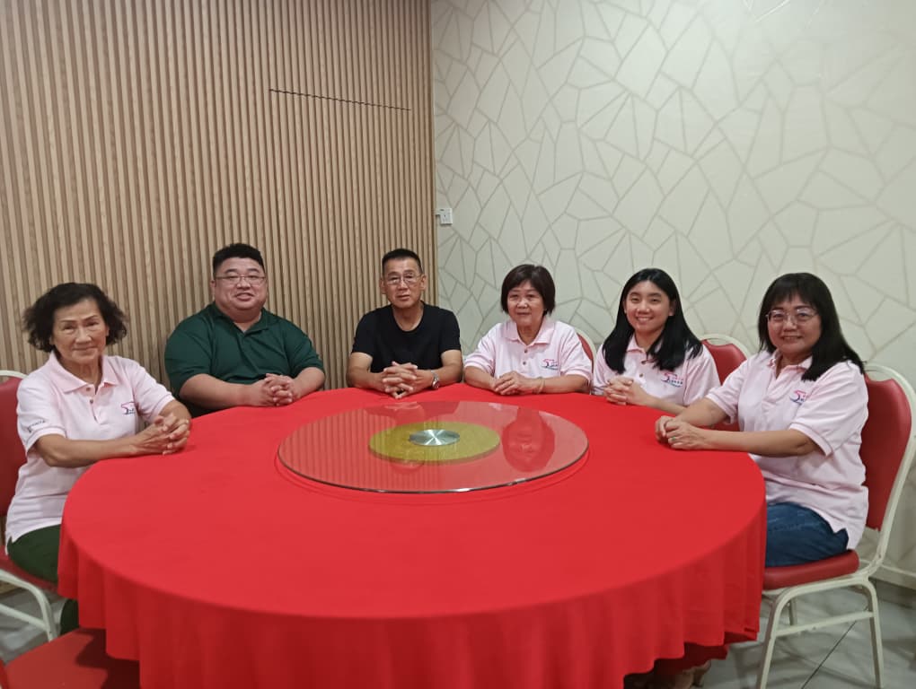 马华森州妇女组主办《半世纪，花YOUNG体验》健康体检活动，左起为沈群娣、林世顺、石传湖、罗秀英、陈华欣及颜淑美。