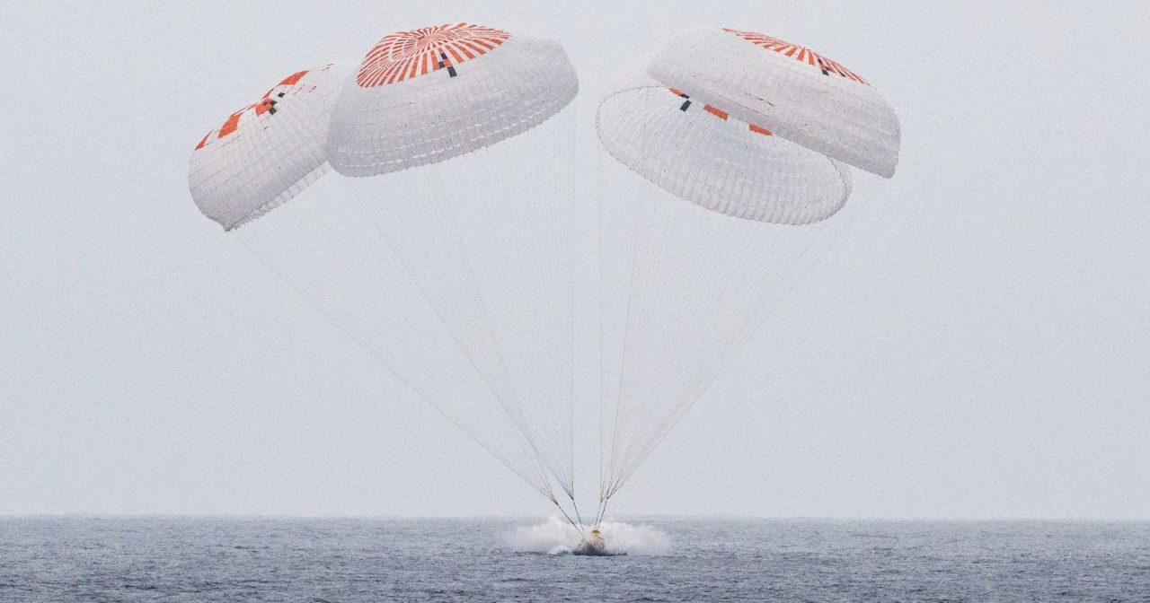 首次溅落加州近海 spaceX龙飞船载4太空人返回地球