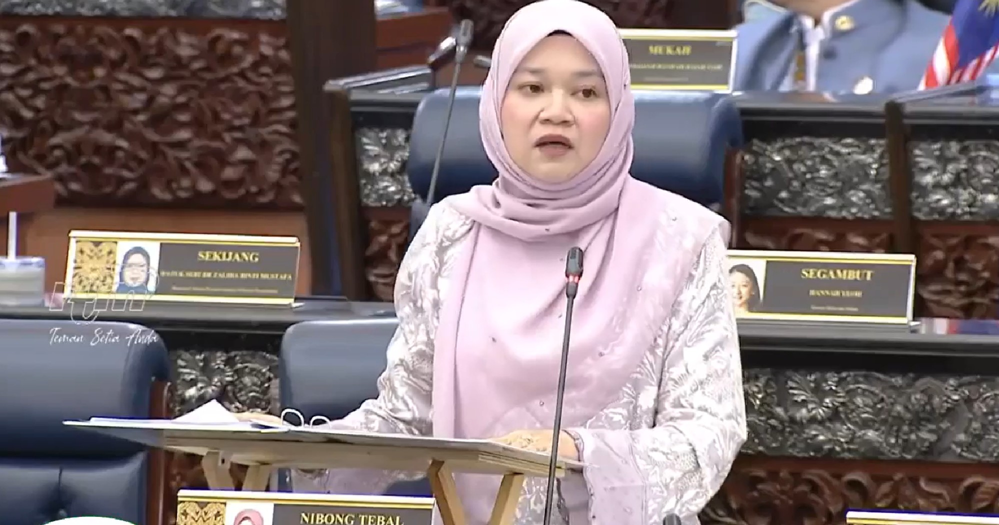 议长:声音太性感了 教长妙回:老公正在看直播！