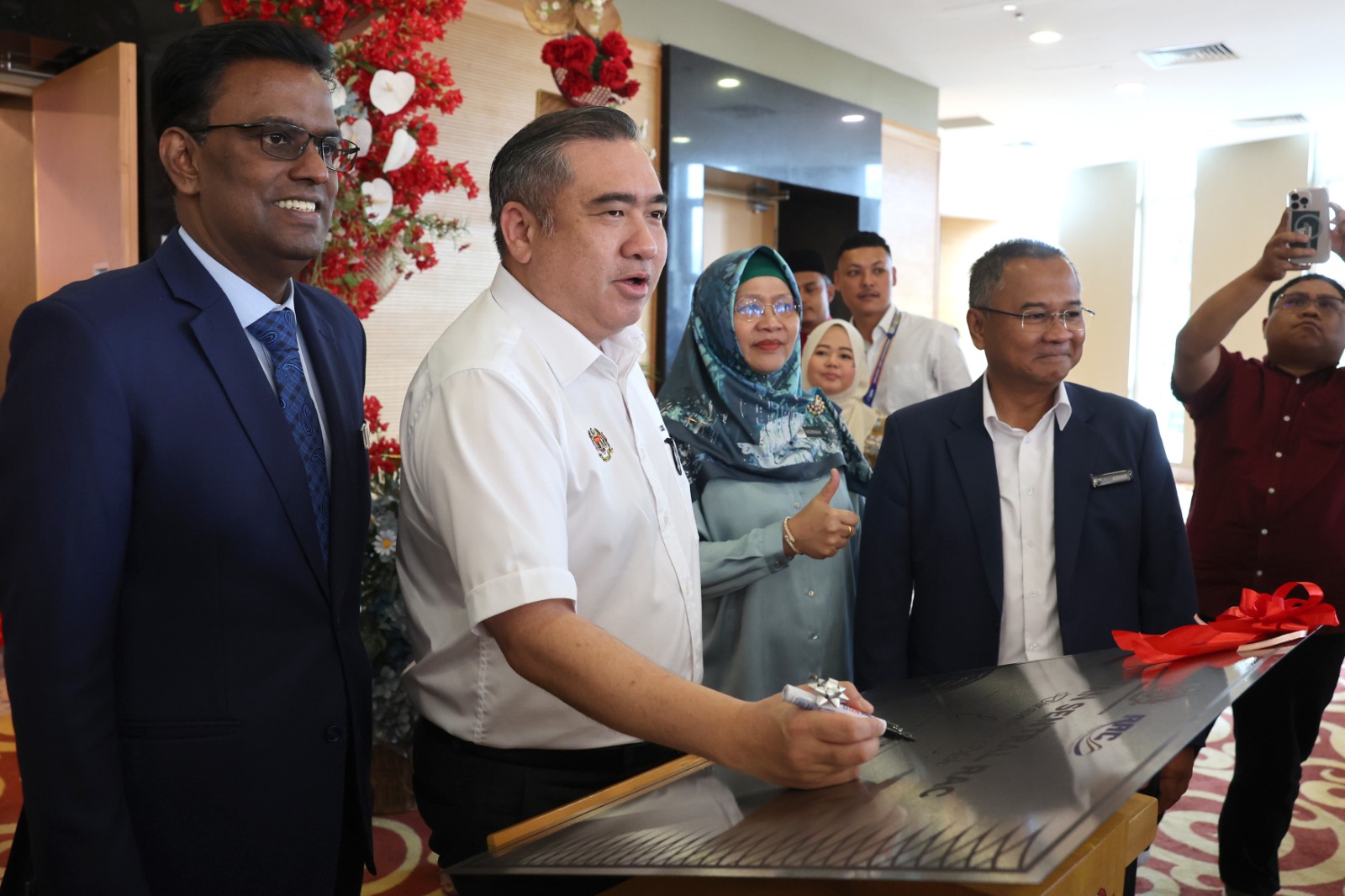 陆兆福（左二）出席部门国庆月暨大马铁路资产机构周年庆。