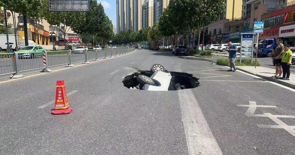 道路突塌陷吞没越野车