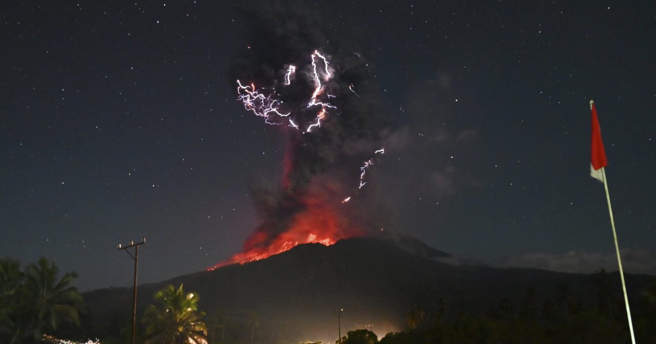 印尼勒沃托比火山再喷发 灰柱高达10公里
