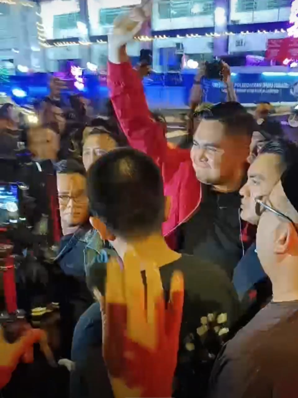 阿克马在支持者陪同下到金马警区录供助查