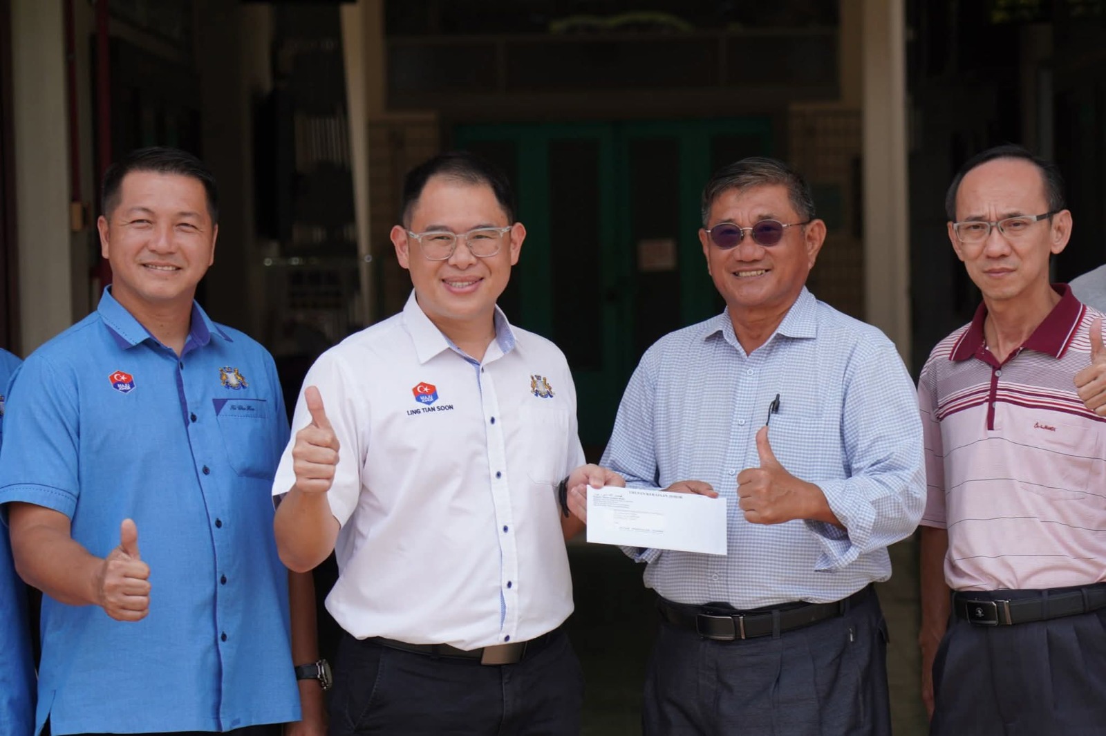 林添顺(左二)代表州政府将文件移交予陈福源。