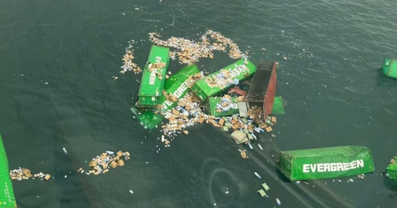 受海啸涌浪影响 长荣海运货轮50货柜落海