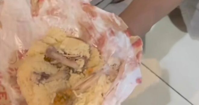 恶作剧硬掰善举 3男“布施”鸡骨饭引公愤