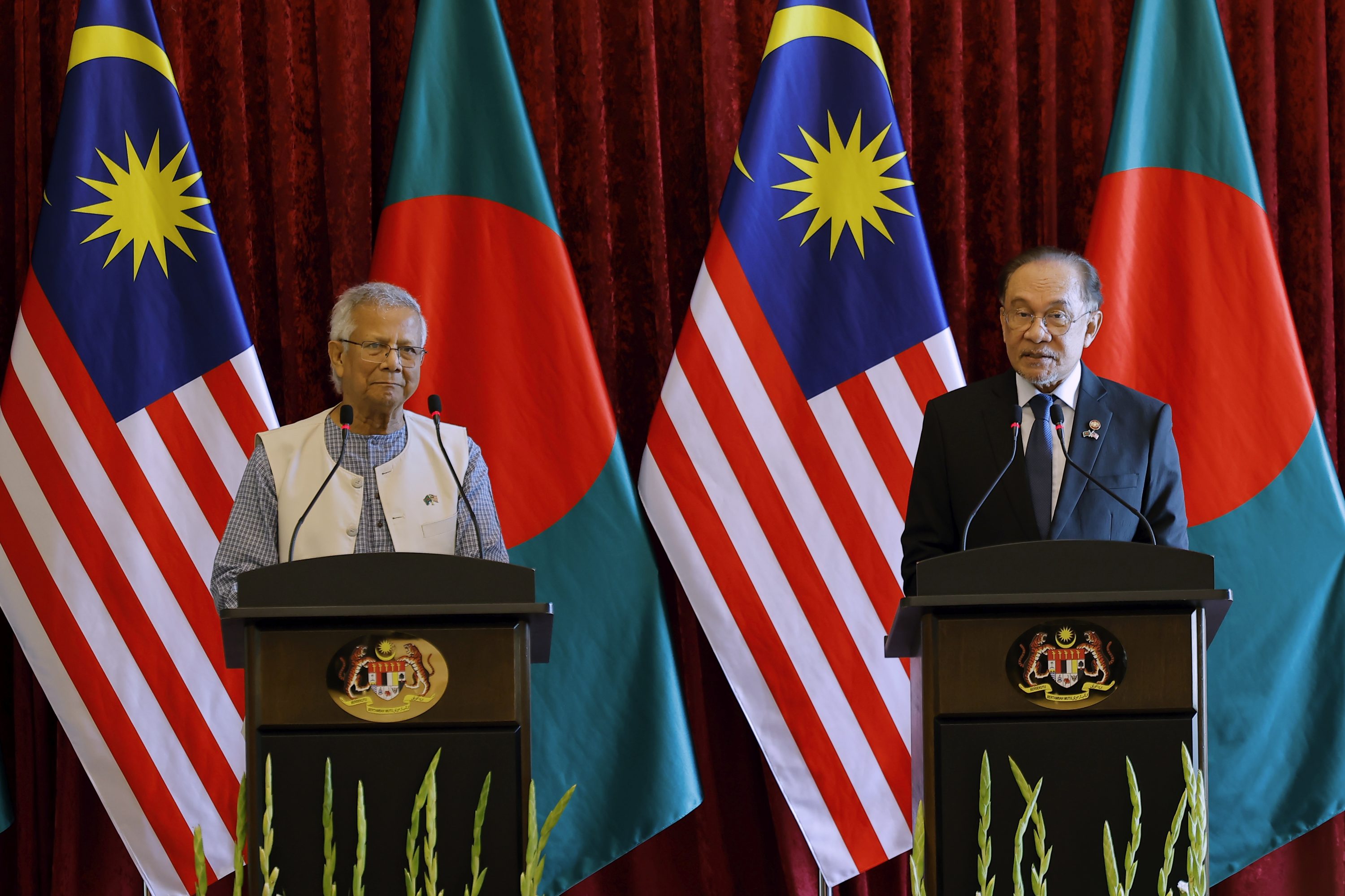 安华(右)与尤努斯