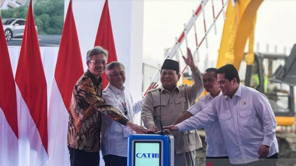 印尼总统普拉波沃(中)出席宁德时代工厂奠基仪式。